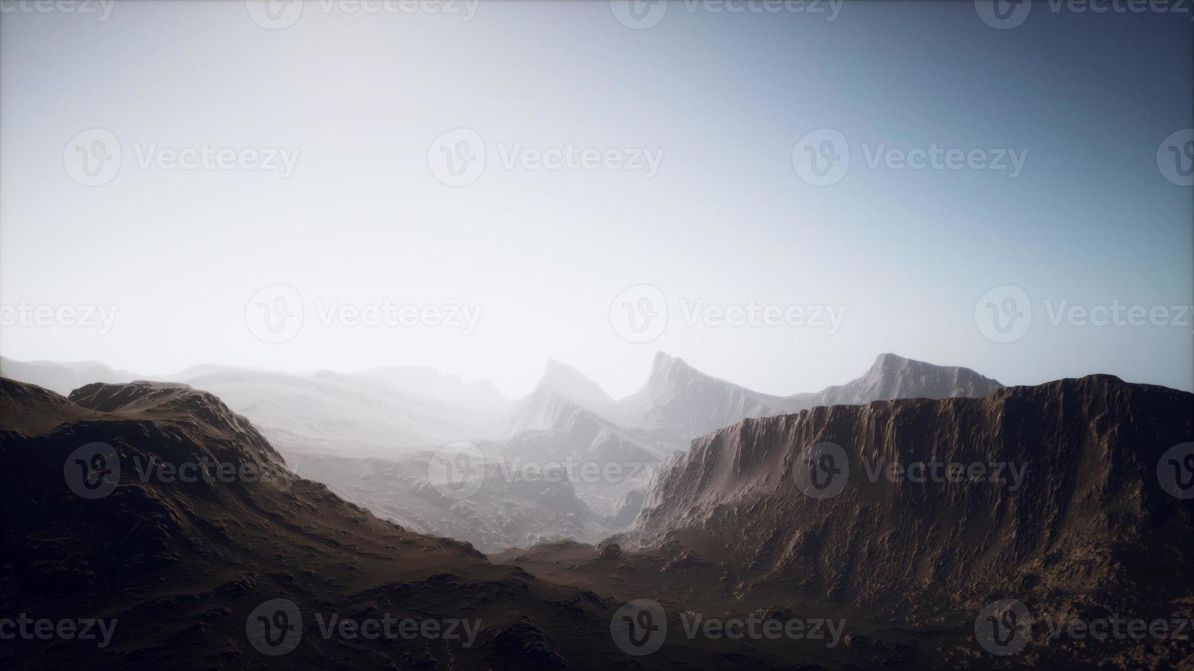 silueta de las montañas de los alpes suizos en las nubes de la mañana foto