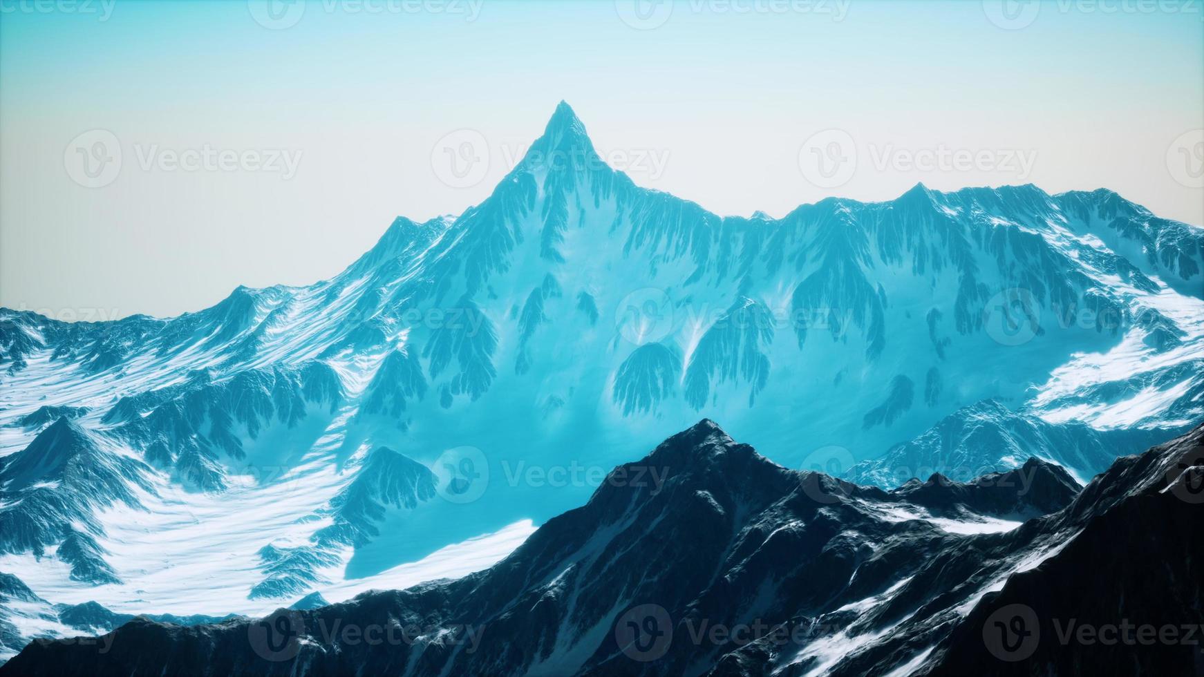 altas montañas bajo la nieve en invierno foto