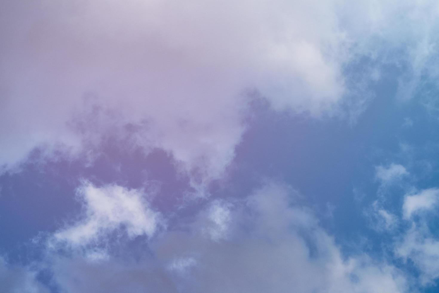 vista de abajo hacia arriba del cielo azul nublado de verano. foto