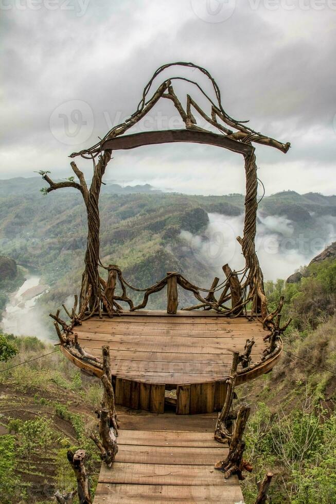 increíble foto y lugar para selfies en el bosque brumoso de la mañana