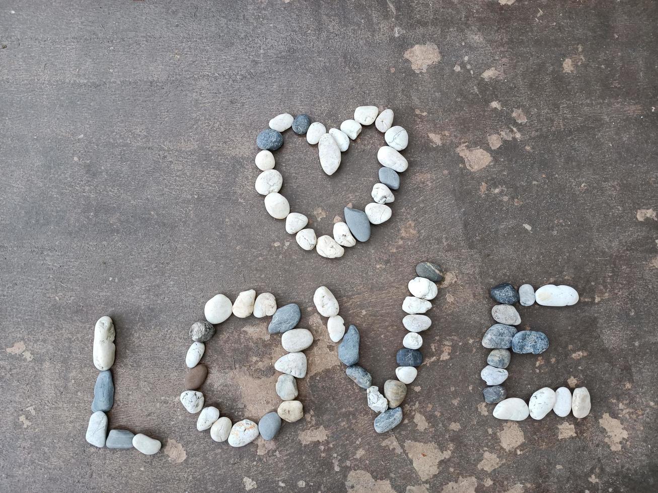 piedra en forma de corazón de amor en el día de san valentín en el fondo foto