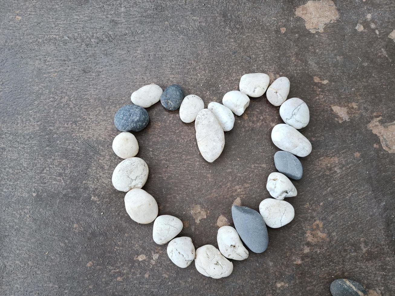 amor piedra en forma de corazón en el día de san valentín foto