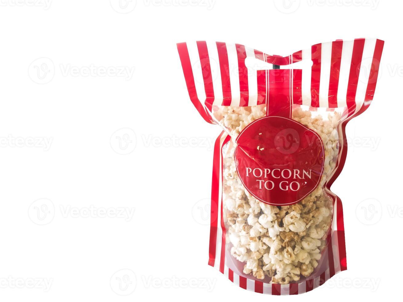 llevar a casa palomitas de maíz en una bolsa roja lista para comer. foto