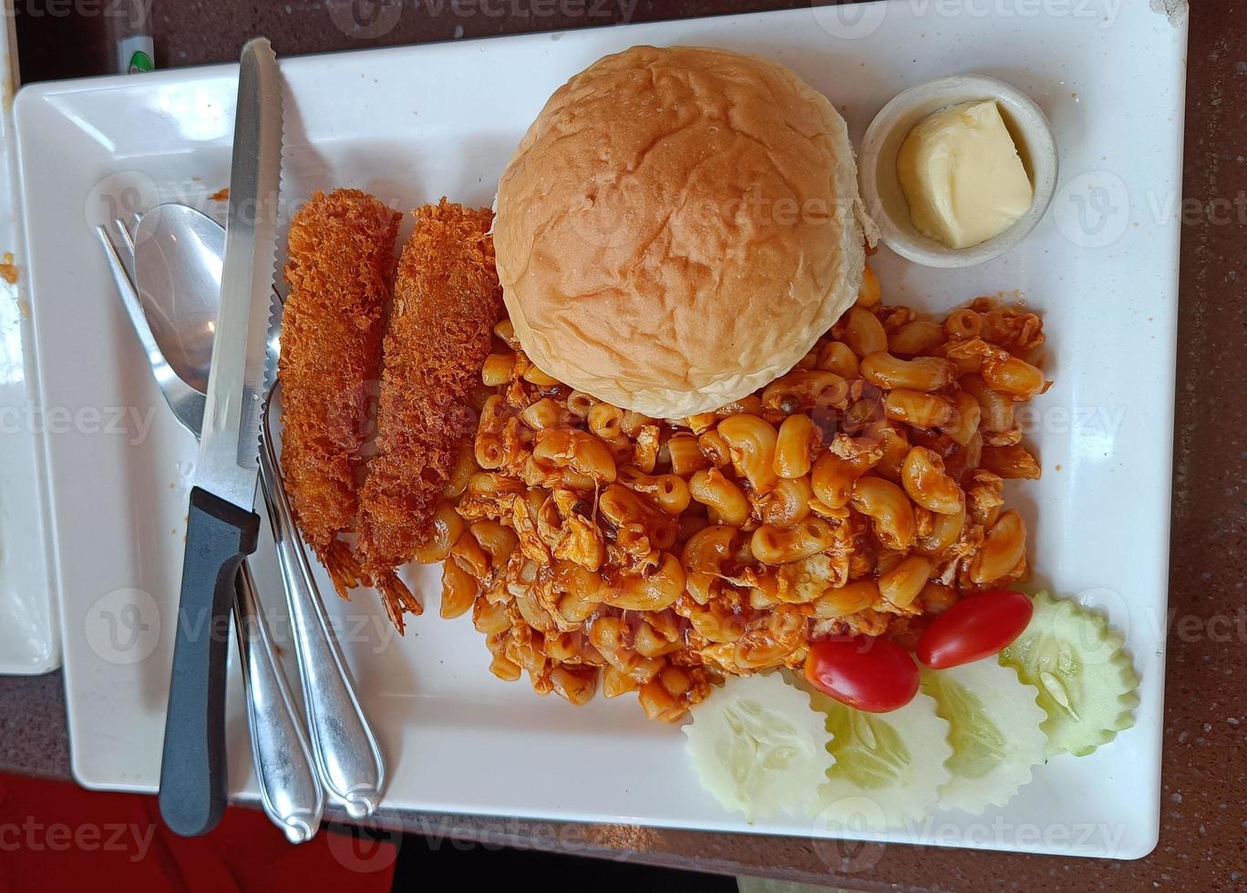 macarrones salteados con salsa de tomate foto