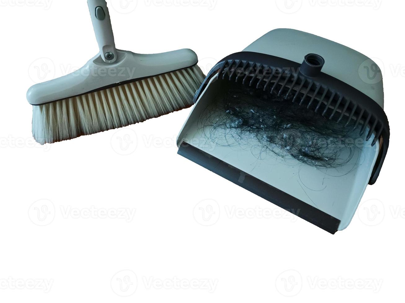 barrer el polvo con una escoba en un recogedor, concepto de limpieza sobre fondo blanco. foto