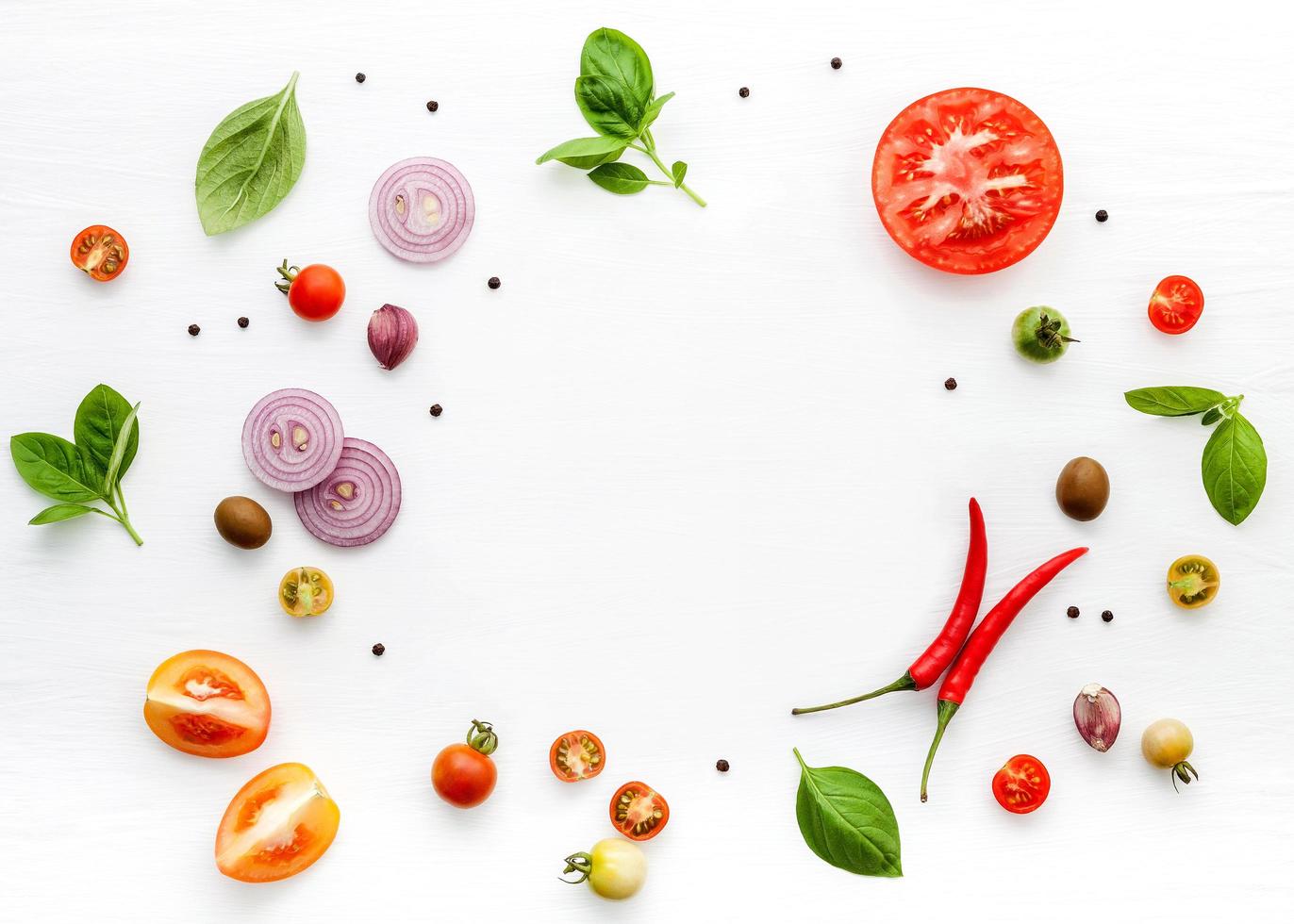 los ingredientes para pizza casera sobre fondo blanco de madera. foto