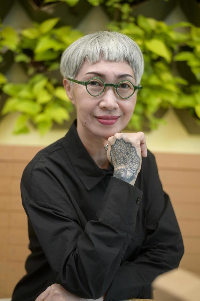 retrato, de, mujer de negocios mayor, en, cafetería foto