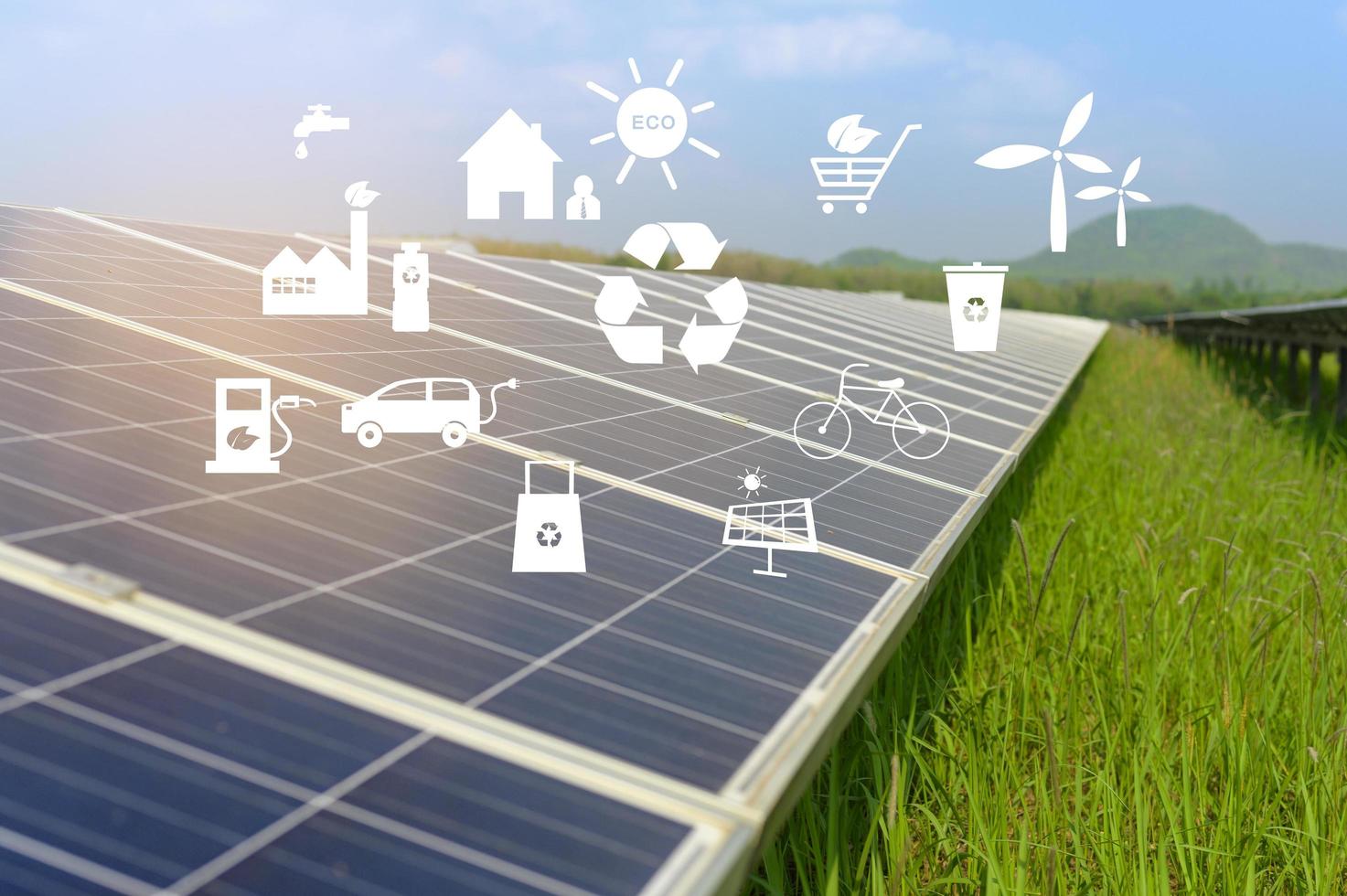 fondo de granja de células fotovoltaicas o campo de paneles solares, energía ecológica y limpia. foto