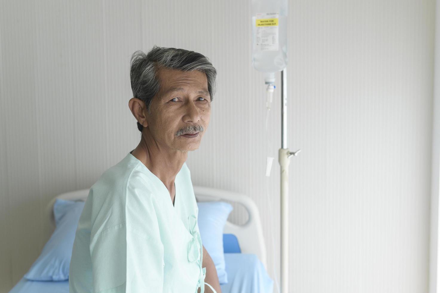 retrato de un paciente mayor acostado en la cama en el hospital, atención médica y concepto médico foto