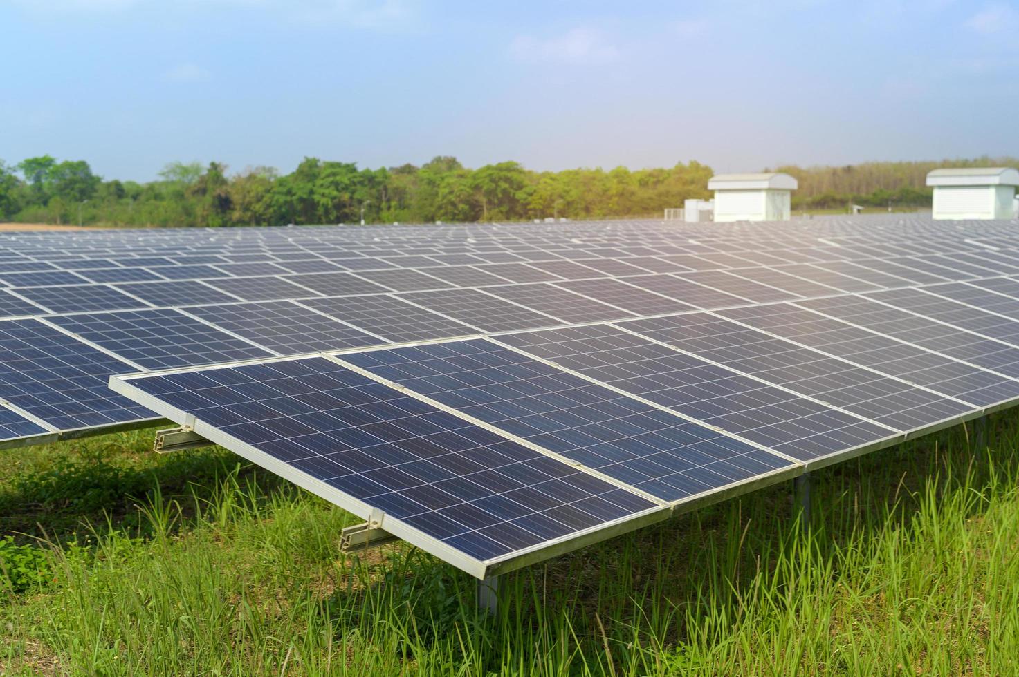 fondo de granja de células fotovoltaicas o campo de paneles solares, energía ecológica y limpia. foto