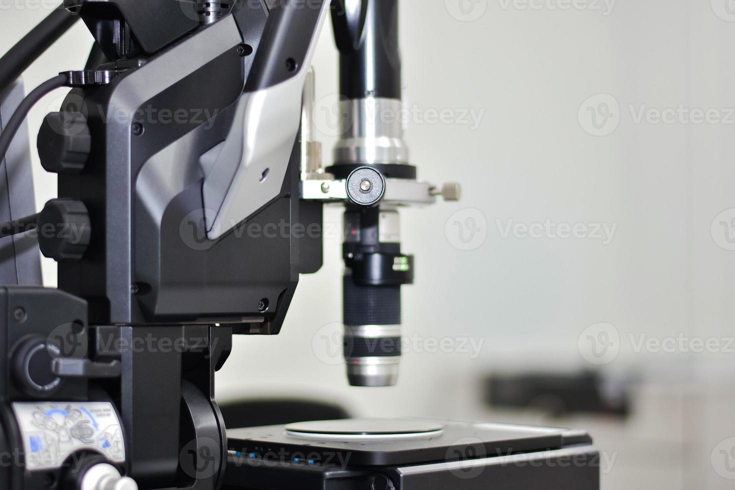 Microscopio para investigación y desarrollo en laboratorios de fábricas industriales. foto