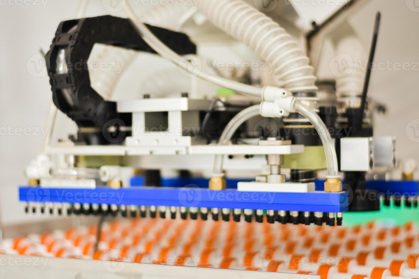 Tapón de goma de succión al vacío en la máquina transportadora en la fábrica. foto