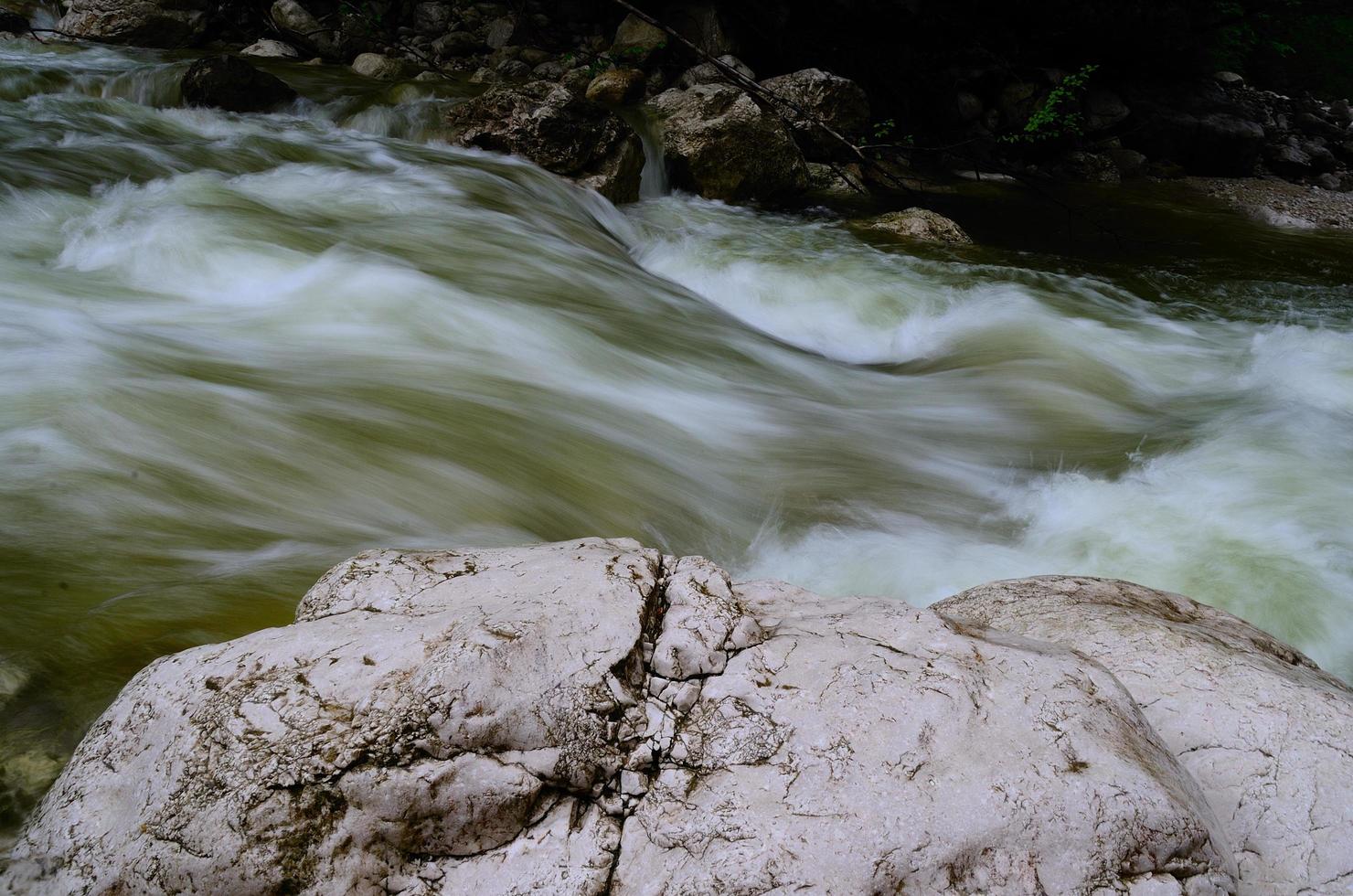 arroyo de montaña con rocas foto