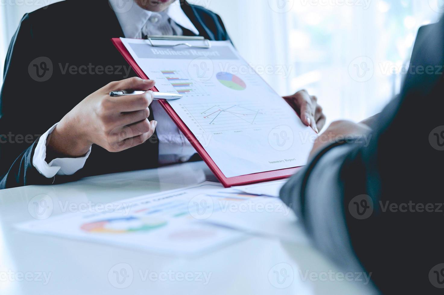 hombres de negocios con unidad y trabajo en equipo animándose unos a otros y les encanta hacer negocios. foto