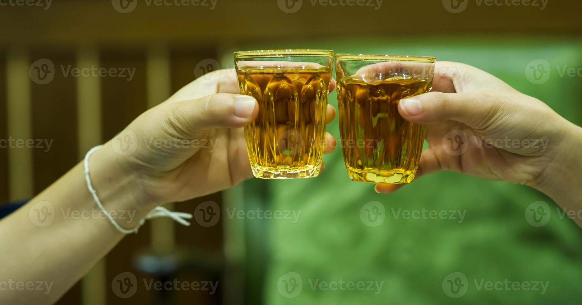 jugos de mano y licor en la licorería bebiendo licor. el concepto de bebida e intoxicación foto