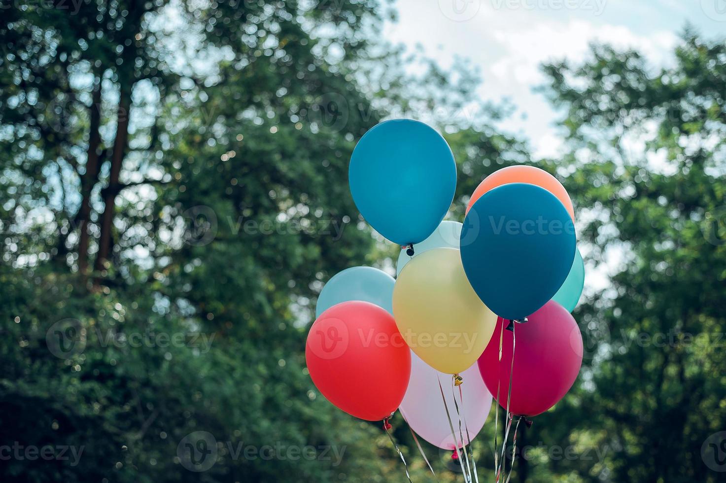 los globos de colores están hechos con filtros, instagram retro, concepto de feliz cumpleaños en verano y bodas. uso de fiestas de luna de miel para fondos, tonos de color, globos antiguos en la naturaleza. foto