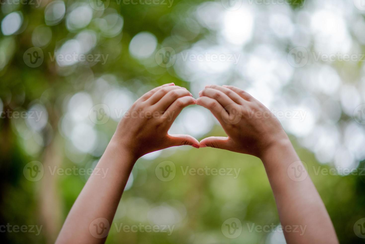 las manos y la naturaleza aman el amor brillante tienen que darse amor y belleza de forma natural. foto