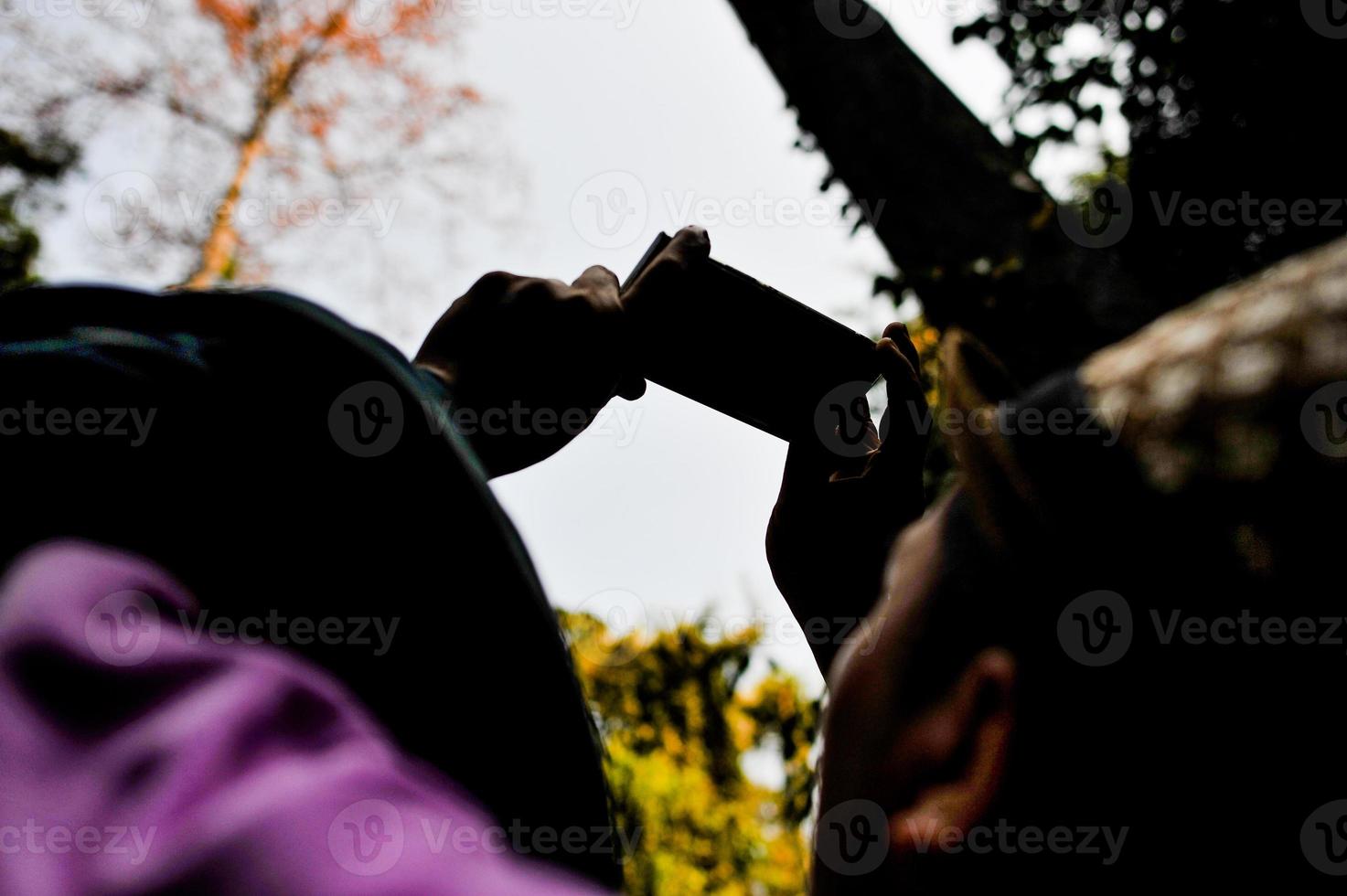 manos y teléfonos y su fotografía. en el teléfono para guardar imágenes en buenos recuerdos foto