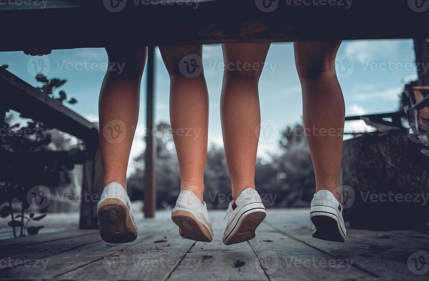 dos chicas se sientan en los días solitarios. y el amor de dos personas. foto