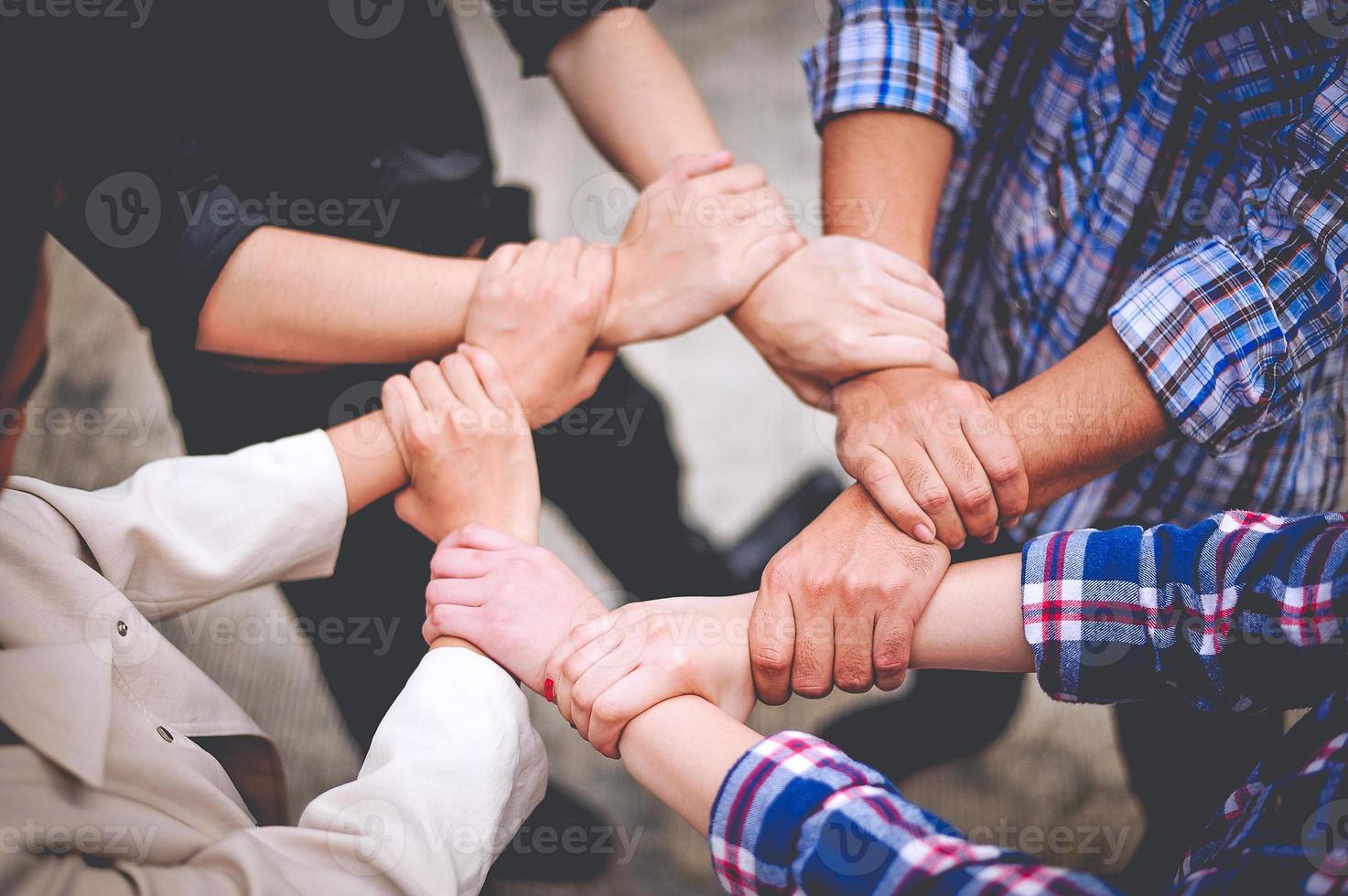 reunión de negocios y trabajo en equipo en la unidad de teléfono de negocios en línea de trabajo en el grupo y para el éxito del negocio. foto