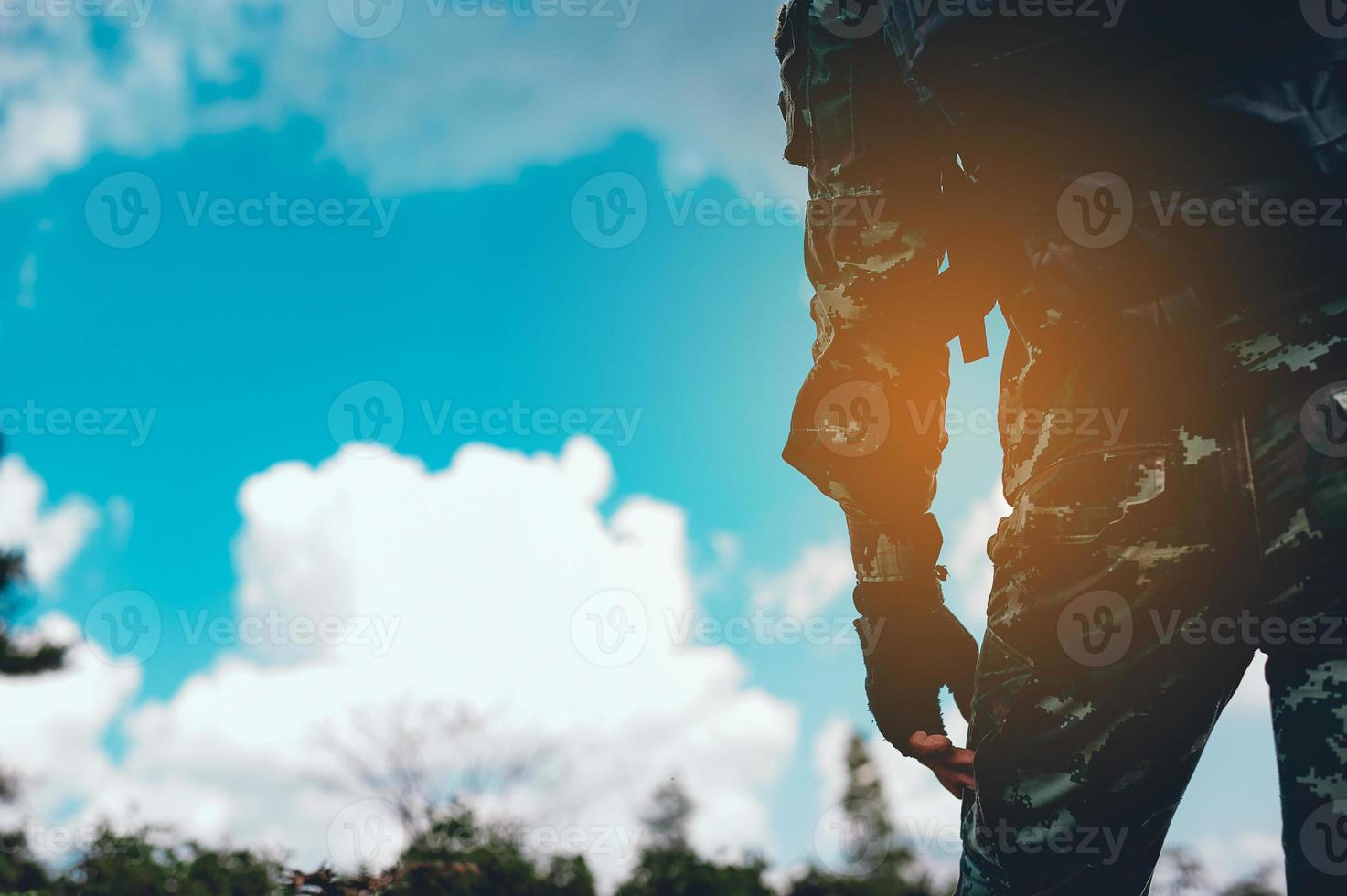 los soldados están usando la radio. y usar el mapa para la comunicación entre operaciones militares en el bosque fronterizo. guardián foto