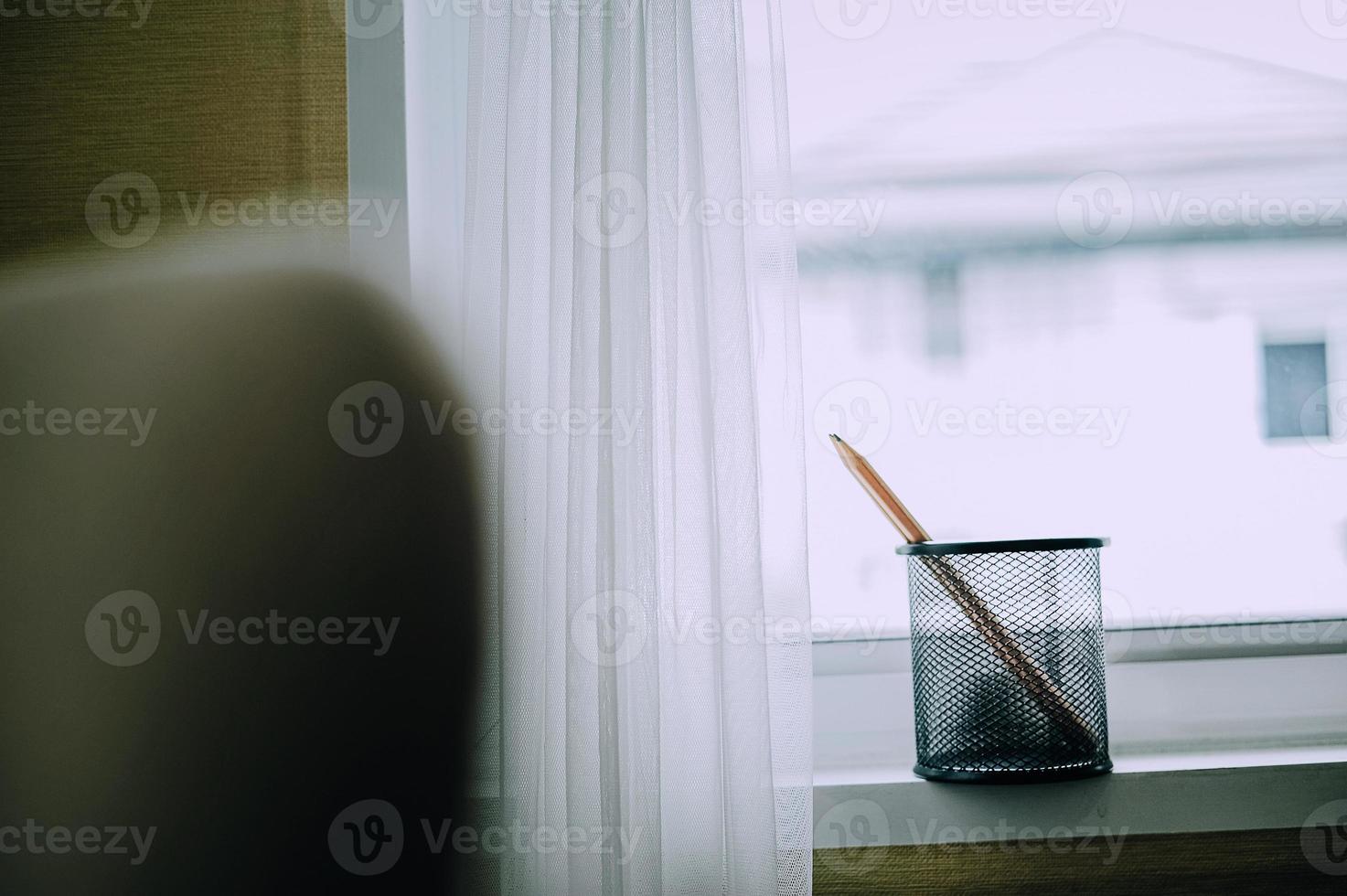 lápiz colocado junto a la ventana. foto