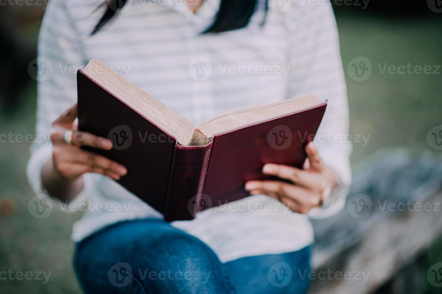 niña leyendo amor leer es una experiencia que da vida. Me encanta estudiar ideas educativas y leer. foto