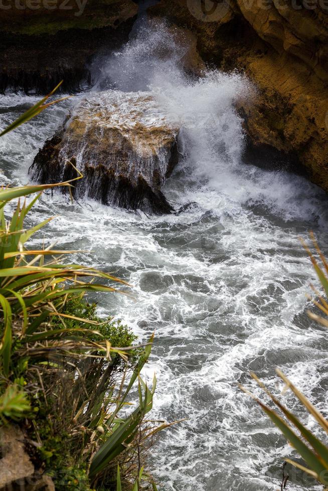 rocas de panqueques cerca de punakaiki en nueva zelanda foto