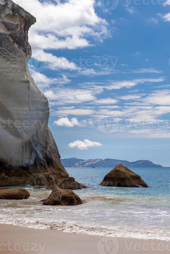 playa de ensenada de la catedral cerca de hahei en nueva zelanda foto