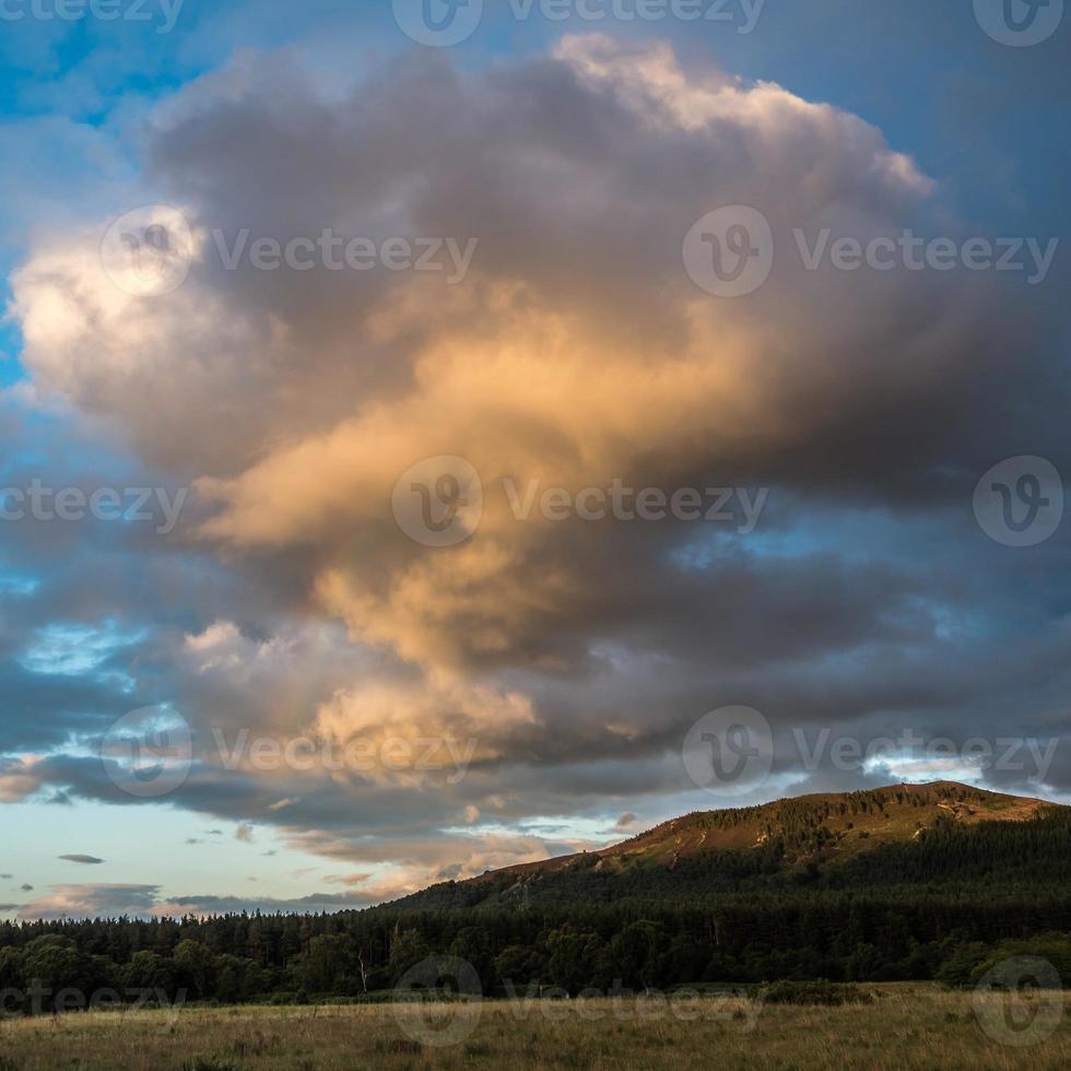 puesta de sol sobre el club de campo y golf de spey valley foto