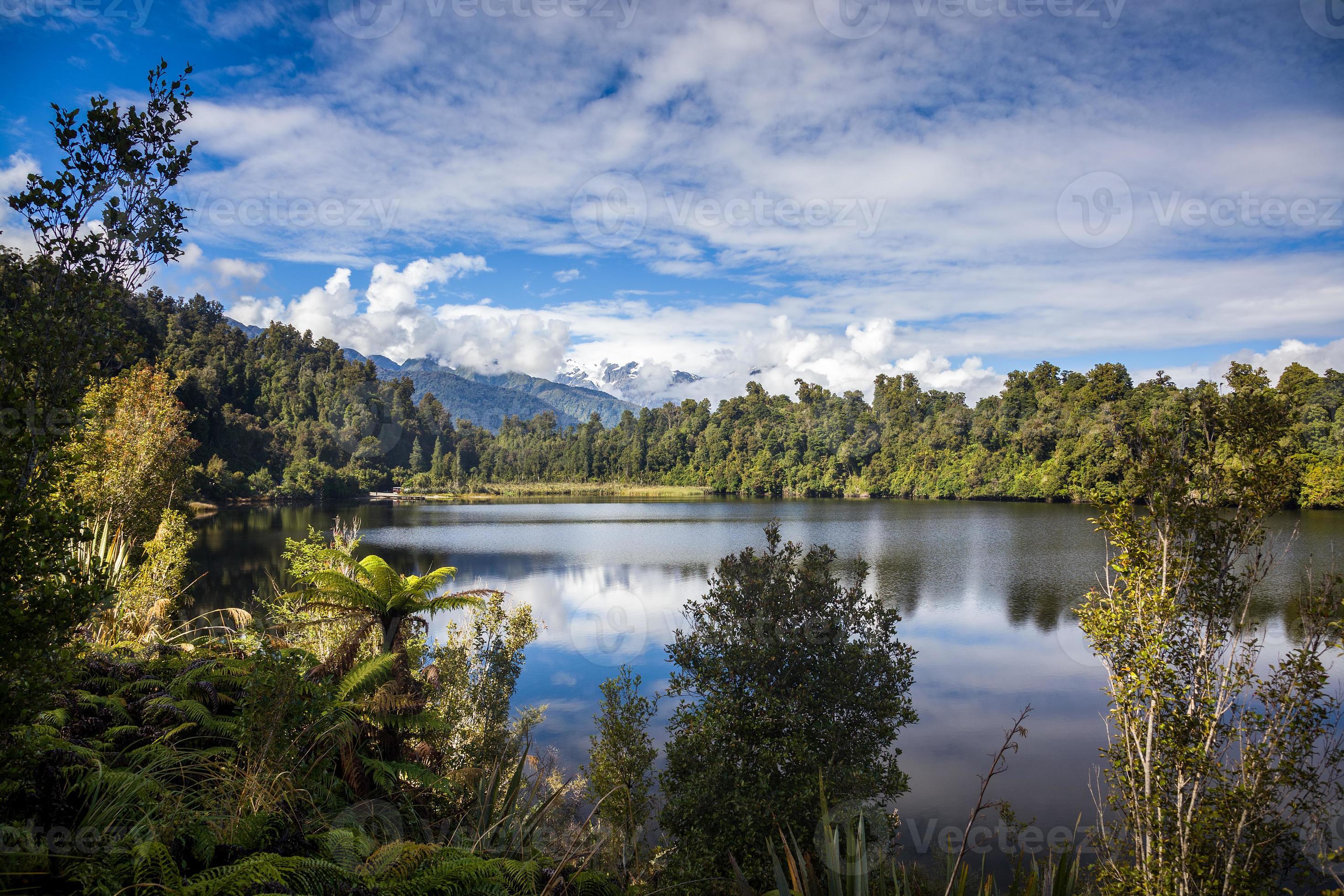 vista panorámica del lago mapourika en nueva zelanda foto