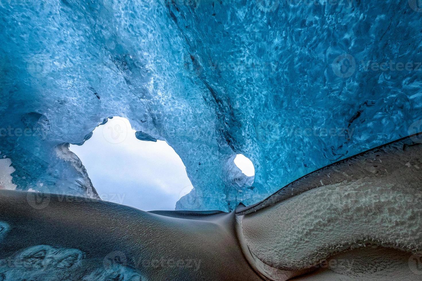 cueva de hielo de cristal cerca de jokulsarlon foto