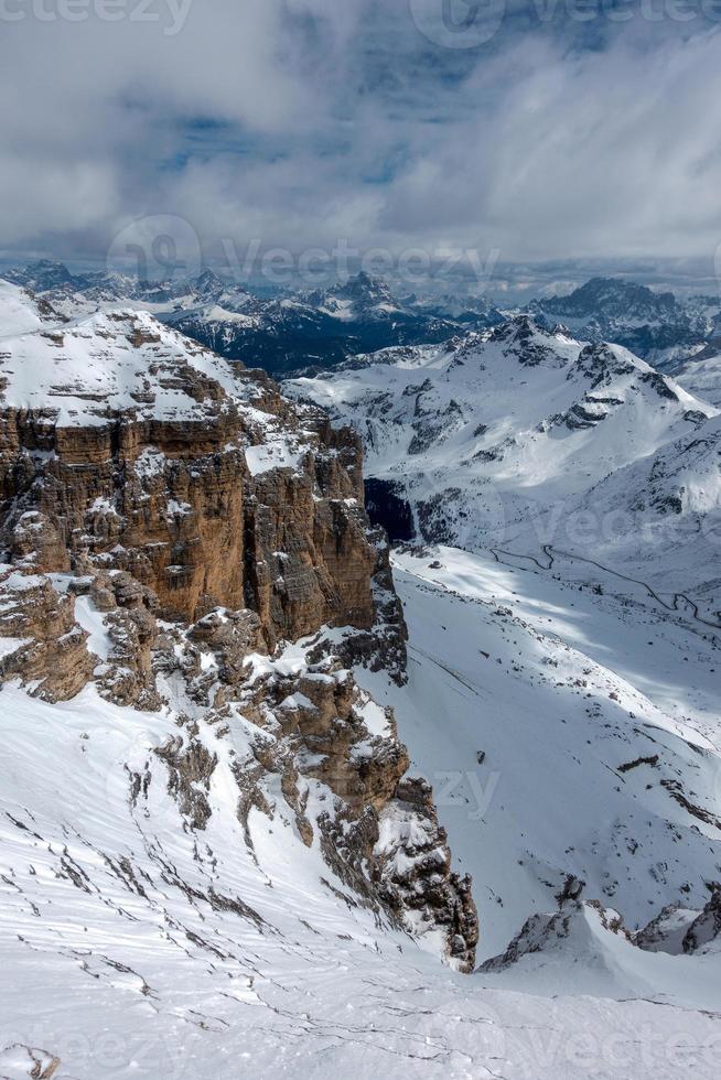 vista desde sass pordoi en la parte superior de val di fassa foto