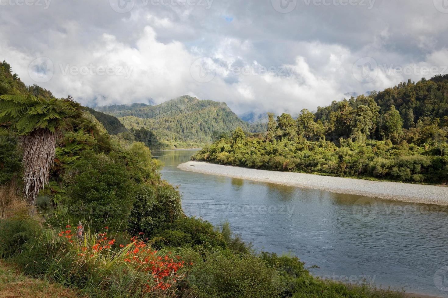 vista del serpenteante río buller en nueva zelanda foto