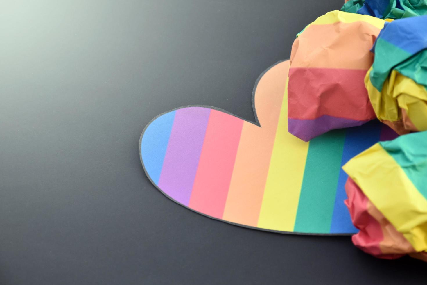 papel de color arco iris cortado en forma de corazón, concepto para la celebración de la comunidad lgbt en el mes del orgullo y ocasión especial lgbt en todo el mundo. foto