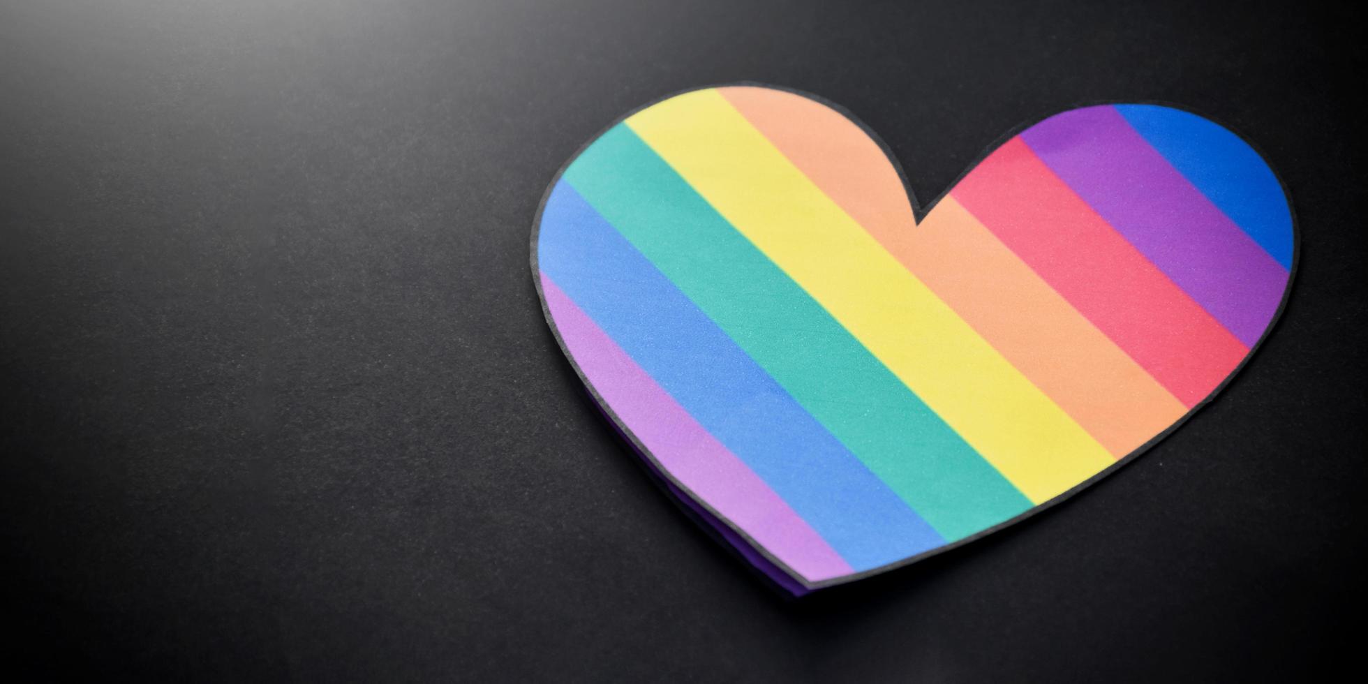 papel de color arco iris cortado en forma de corazón, concepto para la celebración de la comunidad lgbt en el mes del orgullo y ocasión especial lgbt en todo el mundo. foto