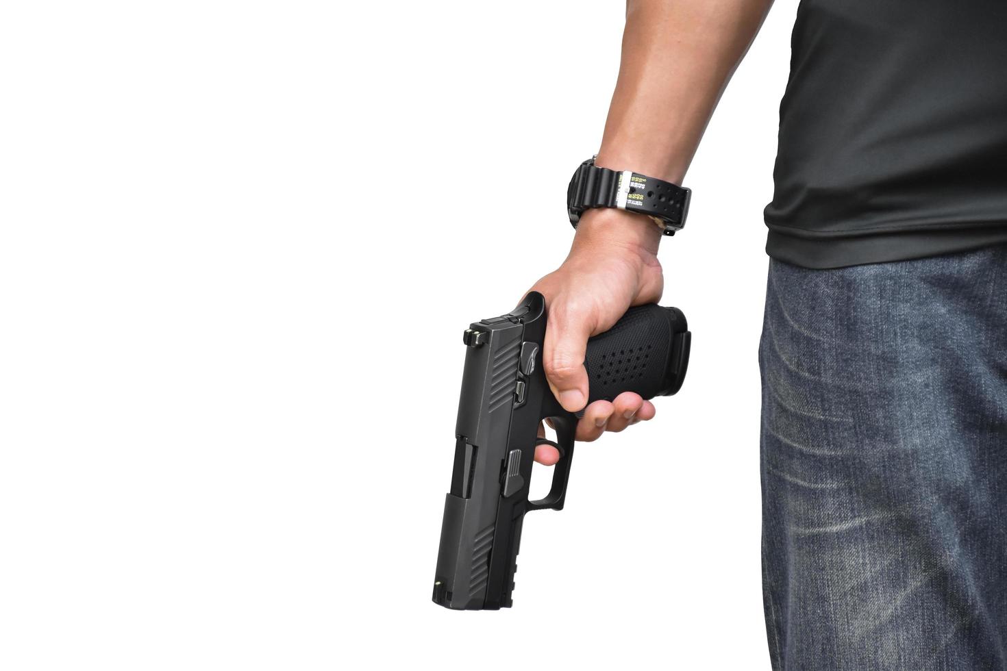 Pistola automática de 9 mm sujeta en la mano derecha del tirador, concepto de seguridad, robo, gángster, guardaespaldas en todo el mundo. enfoque selectivo en pistola. foto