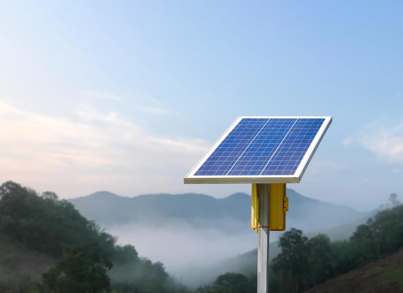 panel fotovoltaico, nueva tecnología para almacenar y utilizar la energía de la naturaleza con la vida humana, la energía sostenible y el concepto de amigo del medio ambiente. foto