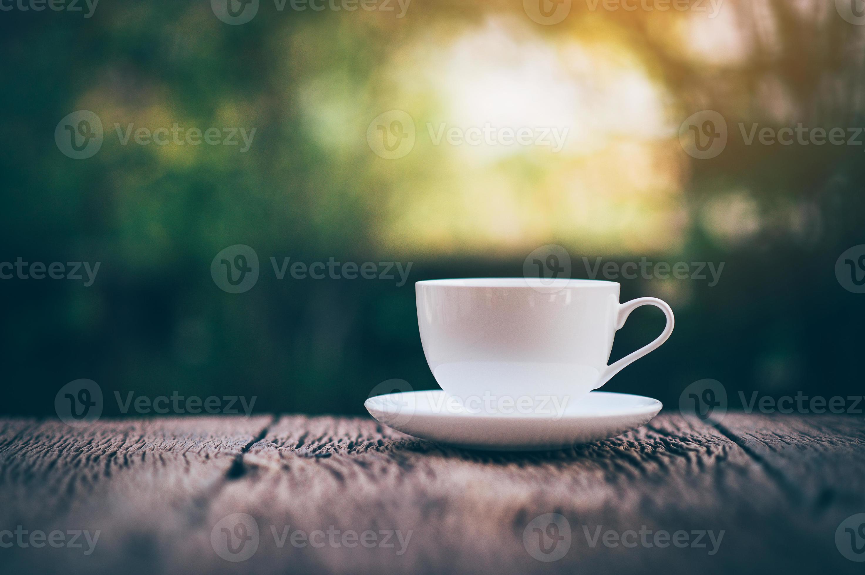 una taza de café y granos de café en la mesa de los amantes del café café. foto