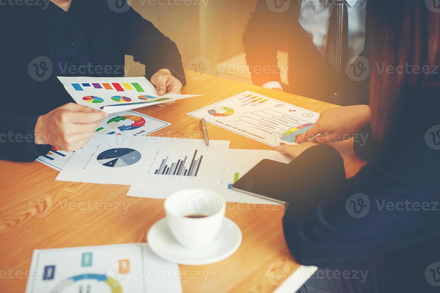 unidad empresarial y de trabajo en equipo en reuniones de trabajo de empresarios exitosos foto