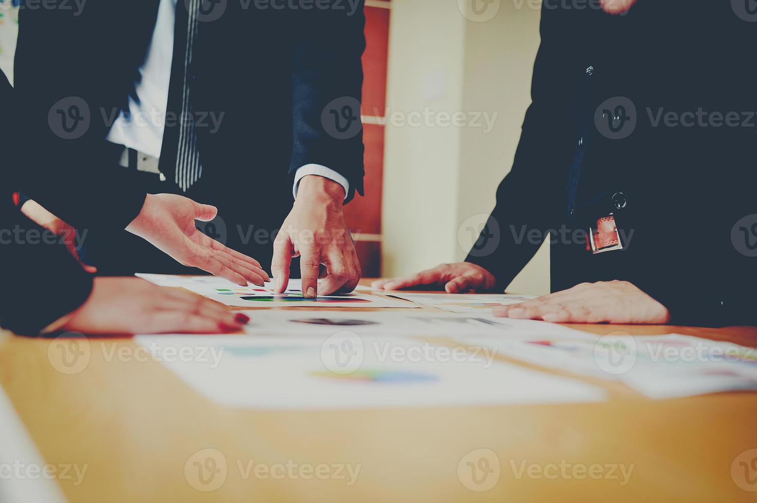 trabajo en equipo financiero empresarial y empresarial trabajando en la reunión y el negocio de los negocios en línea. foto