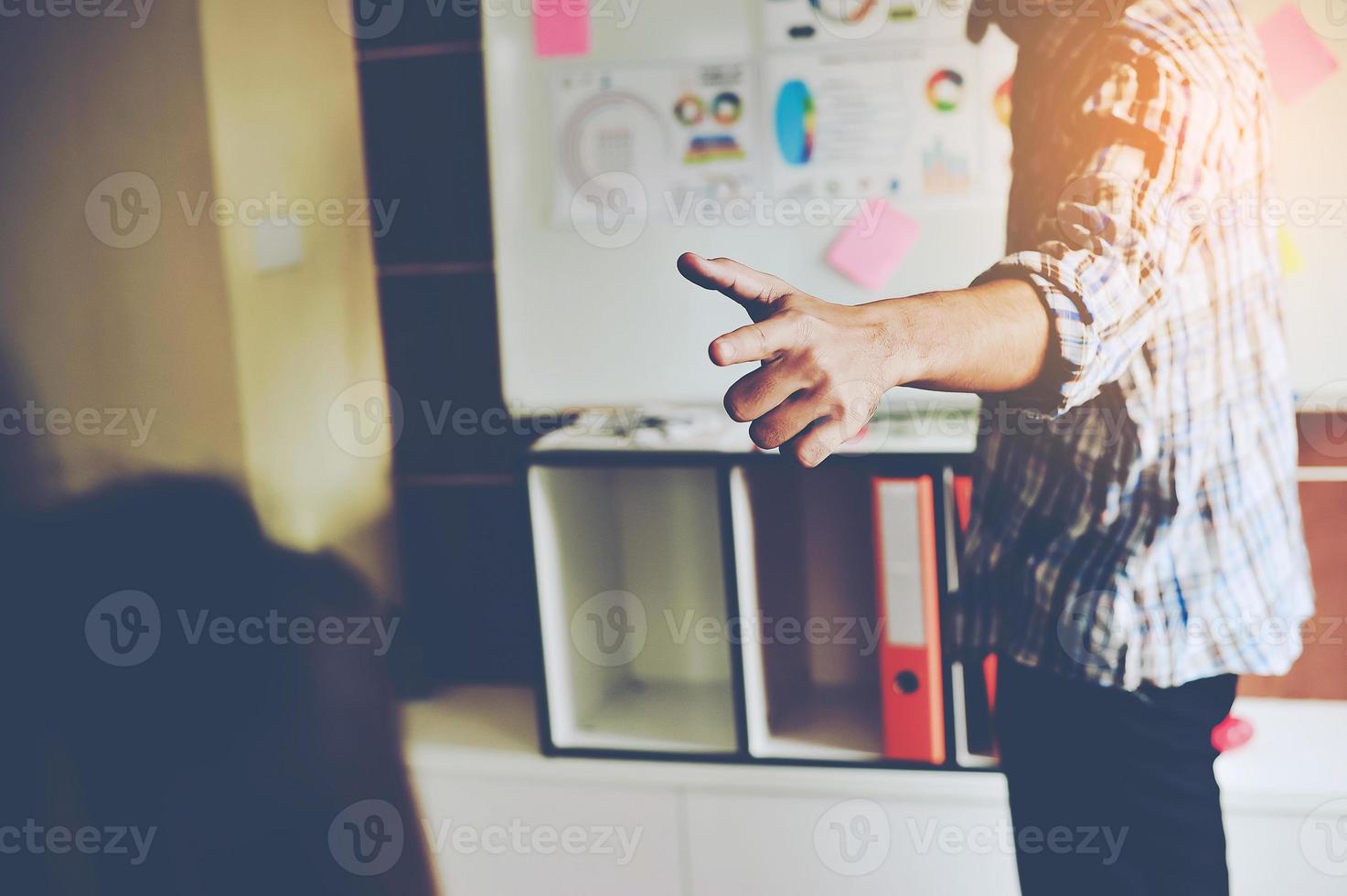 reunión de negocios y trabajo en equipo en la unidad de teléfono de negocios en línea de trabajo en el grupo y para el éxito del negocio. foto