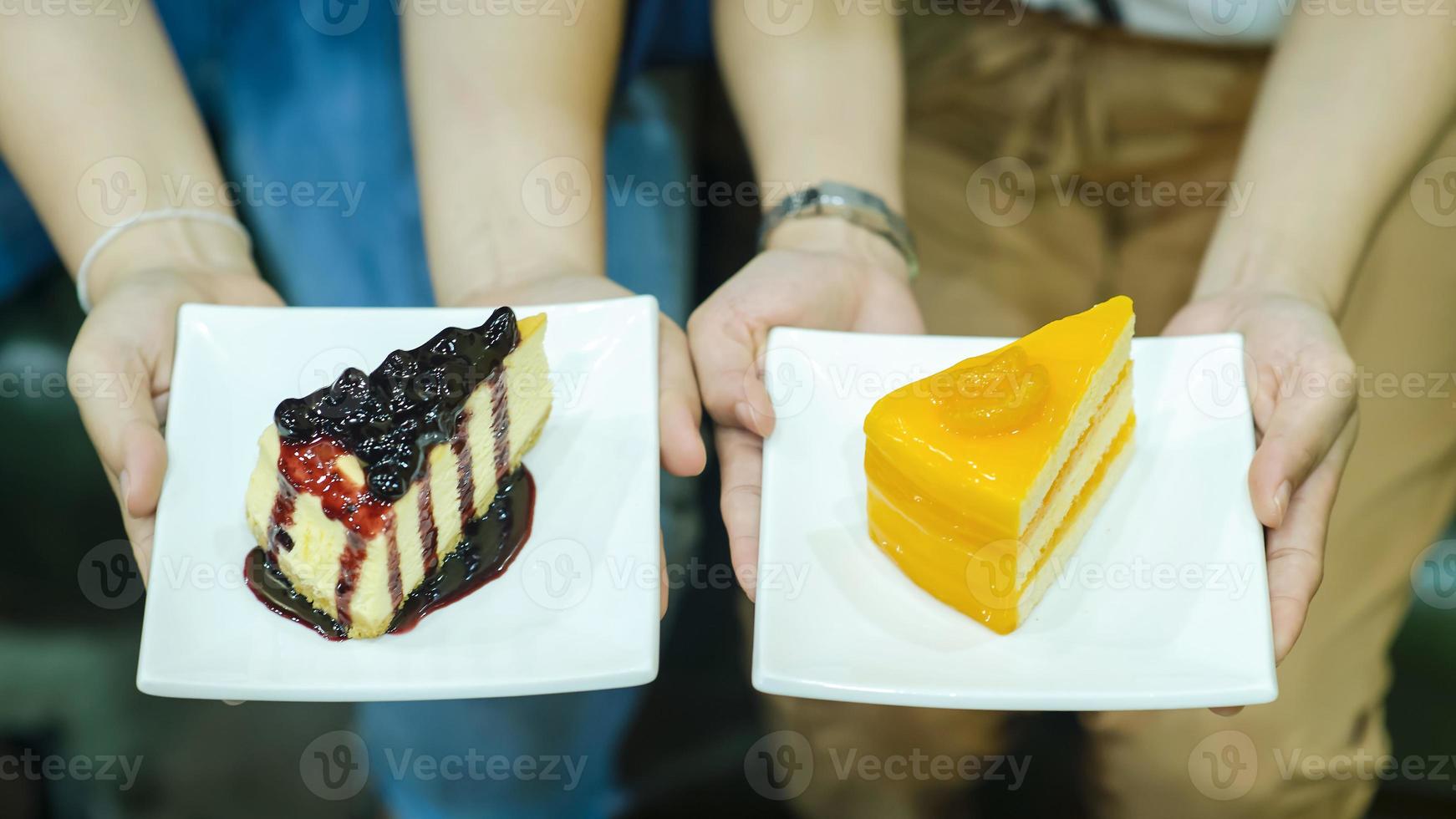 mano y pastel de la niña deliciosos postres bocadillos de amantes de la salud conceptos de dieta saludable foto