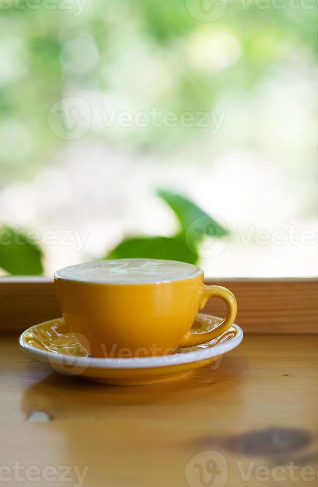 el café caliente se coloca en la misma mesa en la mañana de todos los días. café en el cuello del café todos tienen que comer regularmente. foto