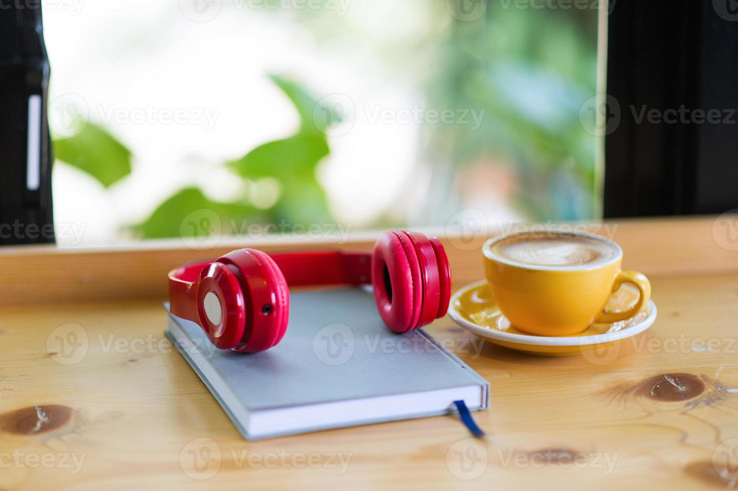 Factories and headphones are placed on wooden boards. Ready to work happily. In the morning of the staff photo