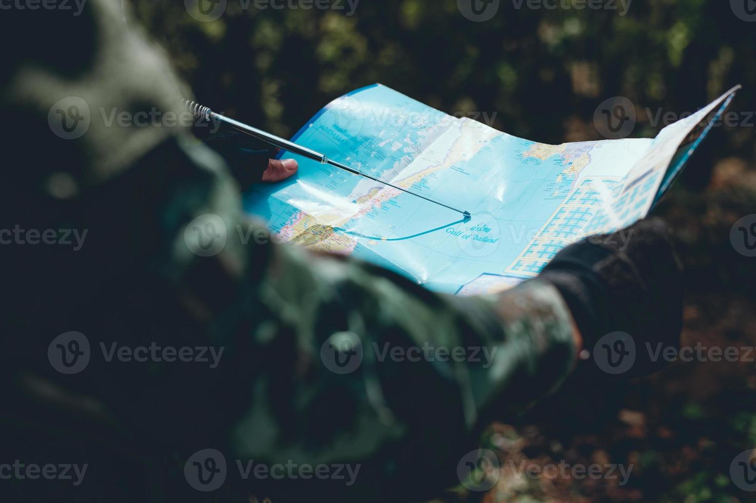 los soldados están usando la radio. y usar el mapa para la comunicación entre operaciones militares en el bosque fronterizo. guardián foto