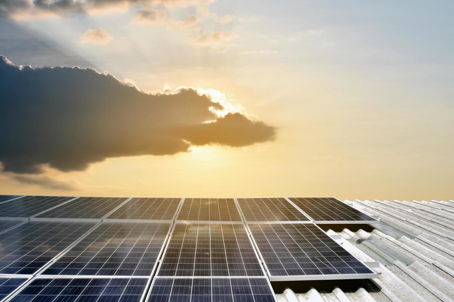 panel fotovoltaico, nueva tecnología para almacenar y utilizar la energía de la naturaleza con la vida humana, concepto de energía sostenible. foto
