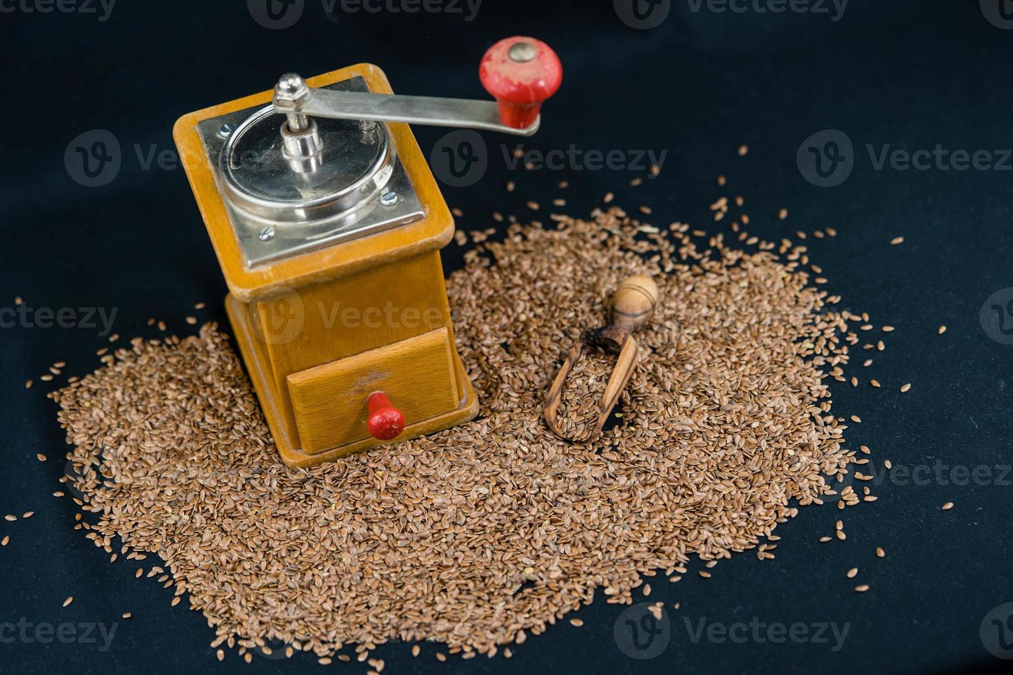 un montón de semillas de lino y utensilios hechos de madera de olivo foto