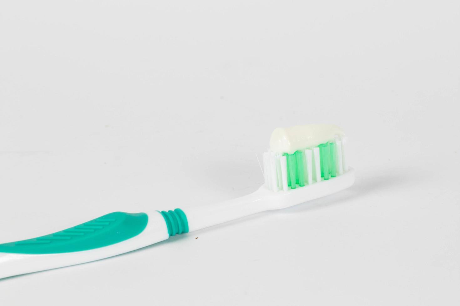 cepillo de dientes con pasta de dientes blanca foto