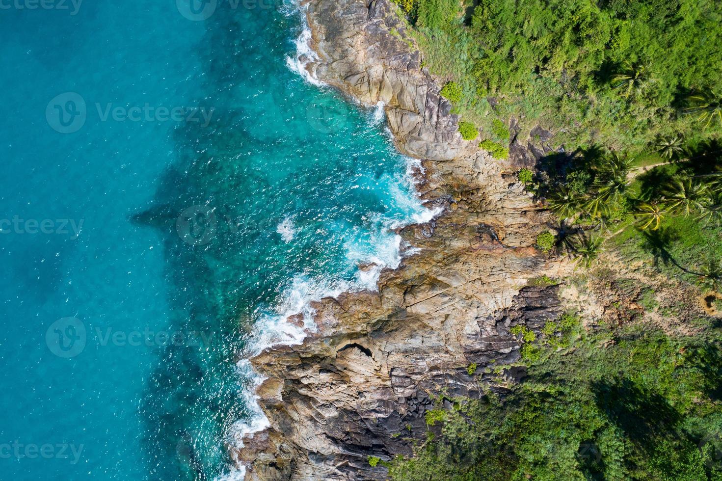 Aerial view of sea crashing waves White foaming waves on seashore rocks Top view Rocky coast mountain landscape view Nature background photo